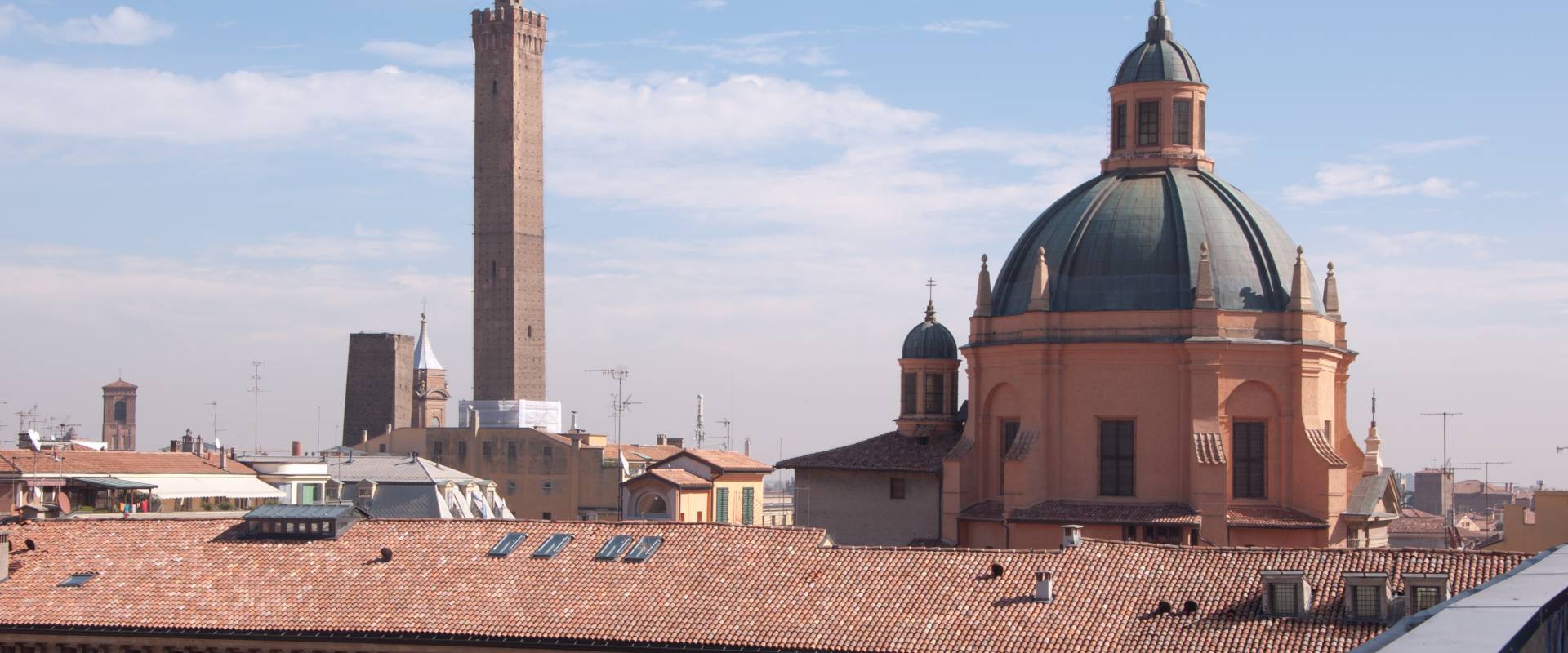 Torre Asinelli e Garisenda viste dalla terrazza di San Petronio photo by Fabio Duma